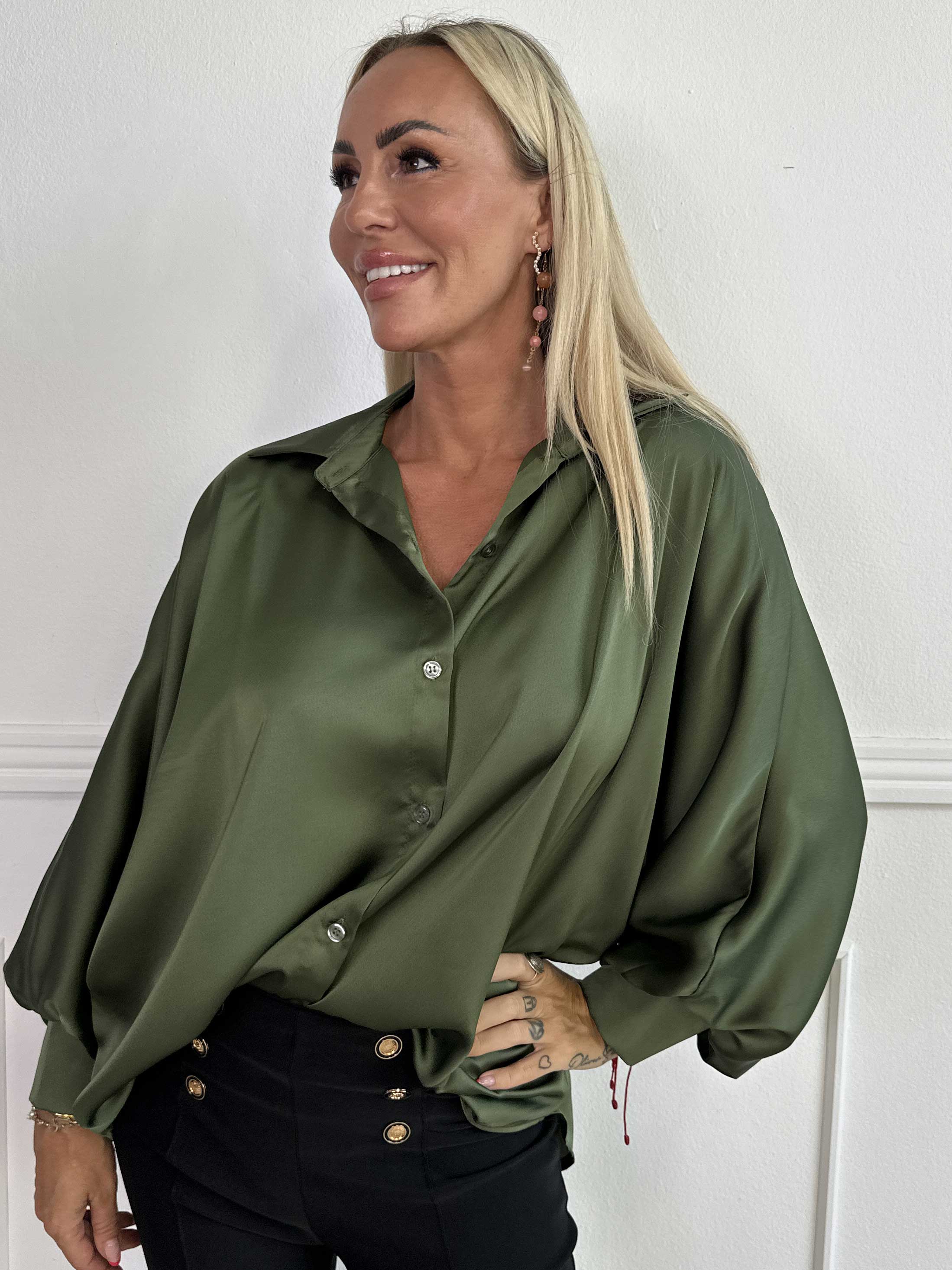 Feliciti - Glansig skjorta med fladdermusärmar